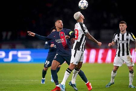 Torjäger Kylian Mbappé (l) rettete PSG gegen Newcastle spät einen Punkt.