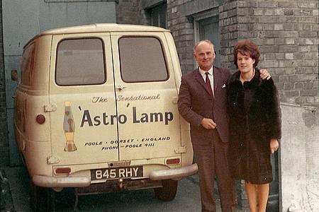 Edward Craven Walker, der Erfinder der «Astro Lavalampe», mit seiner Frau.