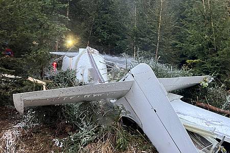 Alle vier Insassen kommen beim Absturz eines Sportflugzeuges in Österreich ums Leben.