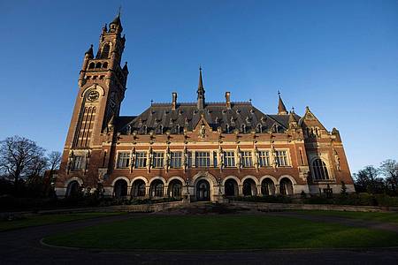 Außenansicht des Friedenspalastes in Den Haag, in dem der Internationale Gerichtshof der Vereinten Nationen seinen Sitz hat.