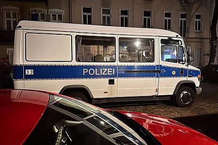 Einsatz am frühen Morgen: Ein Polizeiwagen in Berlin-Friedrichshain.