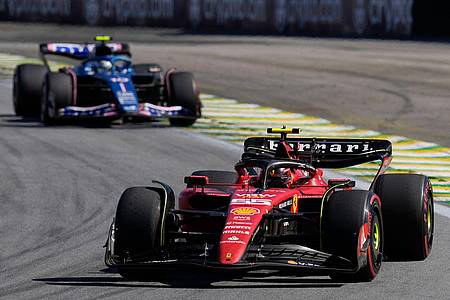 Carlos Sainz ist mit seinem Ferrari stehen geblieben, nachdem sein Auto dem Anschein nach über ein Hindernis gehüpft und erschüttert worden war.