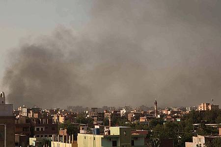 Aufstgeigender Rauch nach schwerem Artilleriefeuer in Sudans Hauptstadt Khartum (Archivbild).