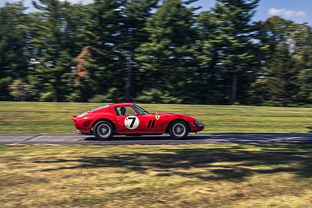 Ein 1962er Ferrari wurde beim Auktionshaus Sotheby`s für mehr als 51,7 Millionen Dollar (etwa 48,3 Millionen Euro) versteigert.