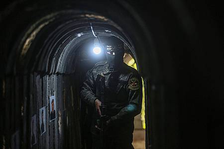 Ein palästinensischer Kämpfer geht durch einen Tunnel unterhalb des Gazastreifens (Archivbild). Experten sprechen von «Dutzenden von Kilometern unter der Erde mit Kommando-, Kontroll- und Kommunikationsräumen, Vorratskammern und Abschussrampen für die Raketen».