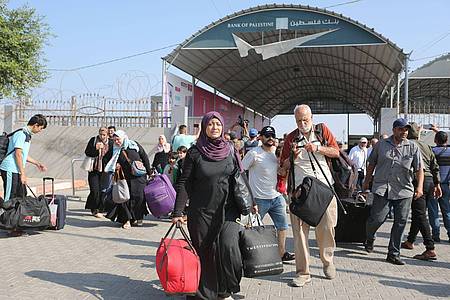 Hunderte Ausländer, unter ihnen Deutsche, und Palästinenser mit einem zweiten Pass verlassen den von Israel abgeriegelten Küstenstreifen.
