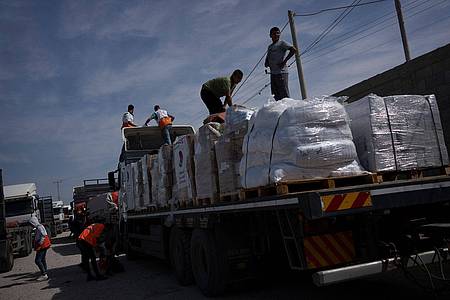 Lastwagen mit humanitärer Hilfe für den Gazastreifen in Rafah.