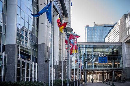 Fahnen wehen vor dem Sitz des Europäischen Parlaments in Brüssel.