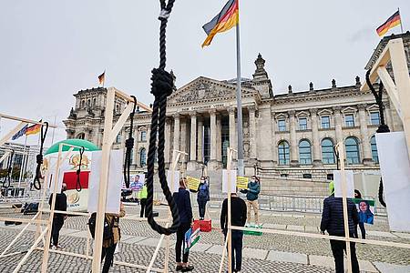 Mitglieder der iranischen Exil-Community demonstrieren vor dem Reichstag gegen die verhängten Todesurteile (Archivbild).