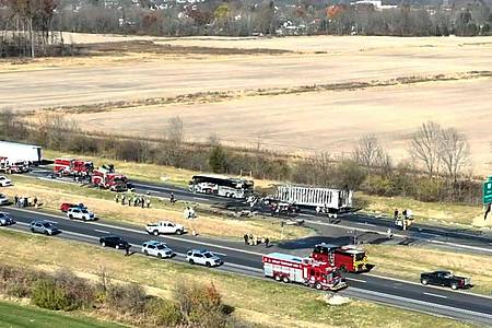 Rettungskräfte arbeiten am Unfallort auf der Interstate 70.