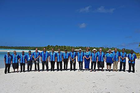 Pazifische Staats- und Regierungschefs posieren für ein Gruppenfoto auf One Foot Island nach der Teilnahme an der Klausurtagung der Staats- und Regierungschefs während des Pazifik-Insel-Forums.