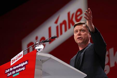Linken-Chef Martin Schirdewan spricht auf dem Parteitag in Augsburg.