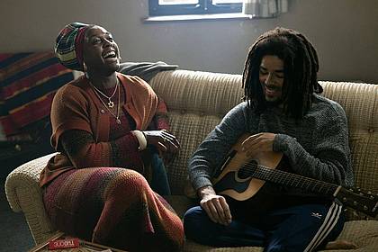 Lashana Lynch als Rita Marley und Kingsley Ben-Adir als Bob Marley in einer Szene des Films «Bob Marley: One Love».