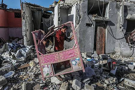 Ein palästinensischer Mann inspiziert sein zerstörtes Haus nach israelischen Luftangriffen im südlichen Gazastreifen. Auch viele Deutsch-Palästinenser sind von dem Krieg betroffen.