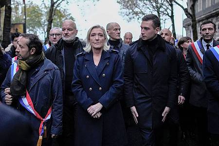 Marine Le Pen und Jordan Bardella bei der Demonstration gegen Antisemitismus in Paris.