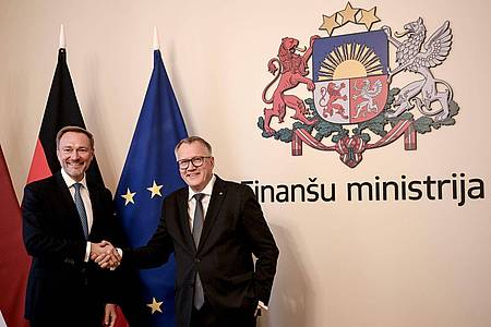 Bundesfinanzminister Christian Lindner wird in Riga von seinem lettischen Amtskollegen Arvils Aseradens (r) empfangen.