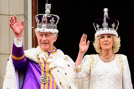 König Charles III. und Königin Camilla  nach ihrer Krönung in der Westminster Abbey.