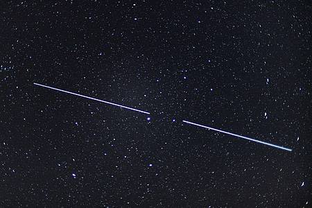 Zwei «Starlink»-Satelliten sind als Lichtstreifen am Nachthimmel zu sehen.