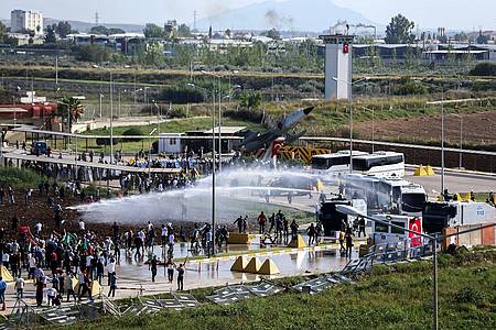 Während einer Pro-Palästina-Demonstration vor dem amerikanisch-türkischen Luftwaffenstützpunkt Incirlik kam es zu Ausschreitungen.
