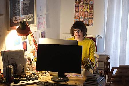 Ohne Wochenendschichten ist ihr Job oft nicht zu schaffen: Literaturübersetzerinnen wie Lisa Kögeböhn arbeiten häufig unter Zeitdruck.