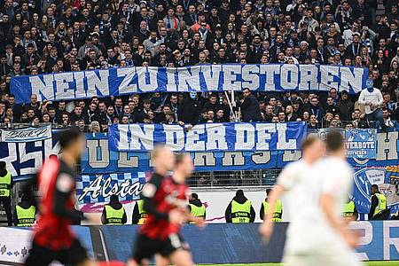 Seit Wochen protestieren die Fans in der ersten und zweiten Bundesliga gegen den Investoren-Einstieg bei der DFL.