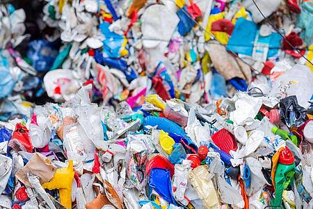 Weltweit wird mehr und mehr Plastik produziert ? und nur ein kleiner Teil davon recycelt.
