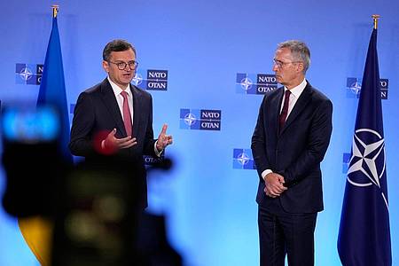 Der ukrainische Außenminister Dmytro Kuleba (l) und Nato-Generalsekretär Jens Stoltenberg in Brüssel.