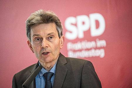 SPD-Fraktionschef Rolf Mützenich zieht eine deutliche rote Linie bei möglichen Kürzungen im Sozialsystem.