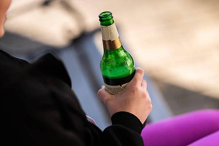 Trotz sinkender Fallzahlen ist das Risiko einer Alkoholvergiftung bei Jugendlichen besonders groß.