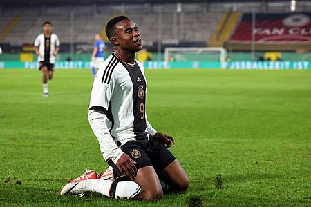 Deutschlands Torschütze Youssoufa Moukoko feiert seinen Treffer zum 2:0.