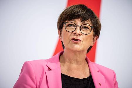 «Klar ist, wir werden weder beim Klimaschutz und seiner sozialgerechten Ausgestaltung noch beim Sozialstaat Einsparungen zulassen», sagt SPD-Parteichefin Saskia Esken.