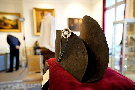 Einer der charakteristischen breiten schwarzen Hüte, die Napoleon trug, ist in Frankreich versteigert worden.