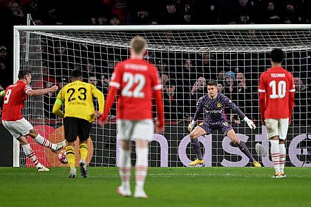 PSV-Stürmer Luuk de Jong (l) erzielte per Elfmeter den Ausgleich.