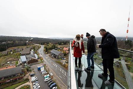Besucher stehen bei der Eröffnung vom Harzturm auf einer Aussichtsplattform.