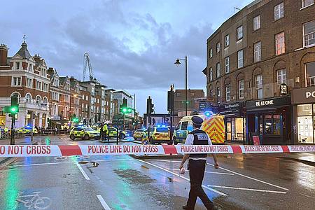 Beim Aufprall einer Schusswaffe bei einer Verfolgungsjagd in London haben sich Schüsse gelöst und zwei unbeteiligte Frauen leicht verletzt.