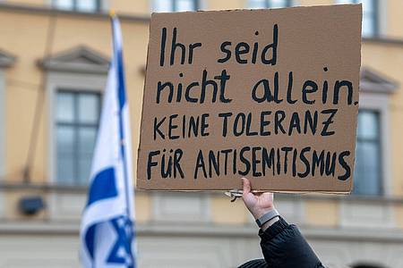 Kundgebung für Israel in München : «Ihr seid nicht allein. Keine Toleranz für Antisemitismus».