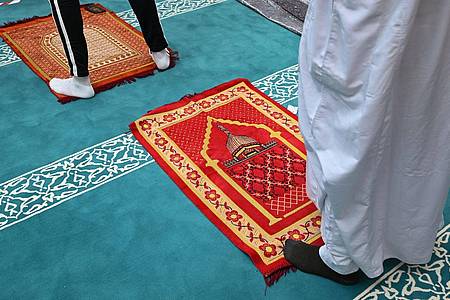 Männer beten in einer Moschee (Symbolbild).