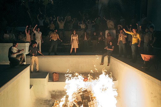 Sofia Vergaras als Griselda Blanco auf Netflix steht vor einer Gruppe jubelnder Menschen und starrt in einen Swimming-Pool, in dem Drogen verbrannt werden.
