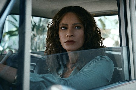 Sofia Vergara als Griselda Blanco auf Netflix schaut angespannt aus ihrem Autofenster.