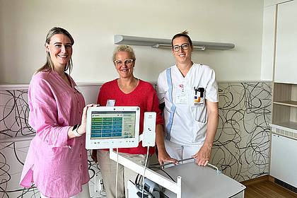Freuen sich über eine innovative Unterstützung für Service- und Pflegekräfte: Servicemanagerin Pia Frommeyer, Pflegedirektorin Sigrid Krause und Stationsleitung Tanja Sakautzki (von links). 