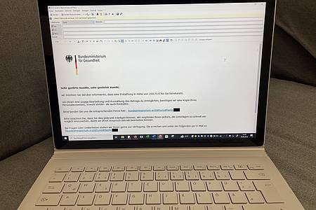 Laptop mit geöffneter Phishing-Mail